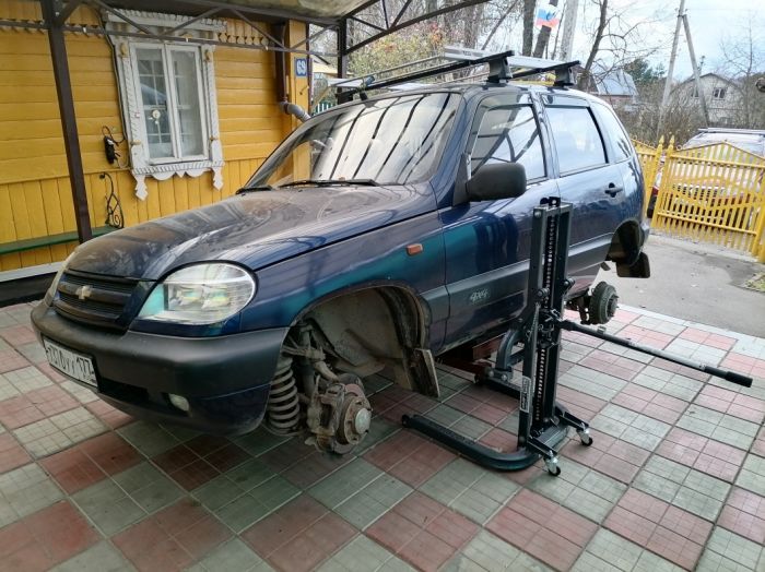 Подъемник одностоечный мобильный 820 кг механический KraftWell KRW820MC