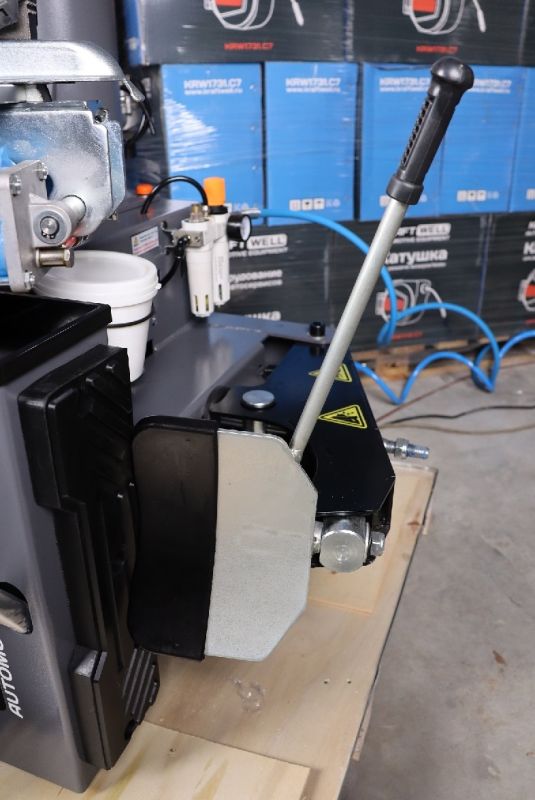 Шиномонтажный станок легковой KraftWell KRW25, полуавтоматический, 380В
