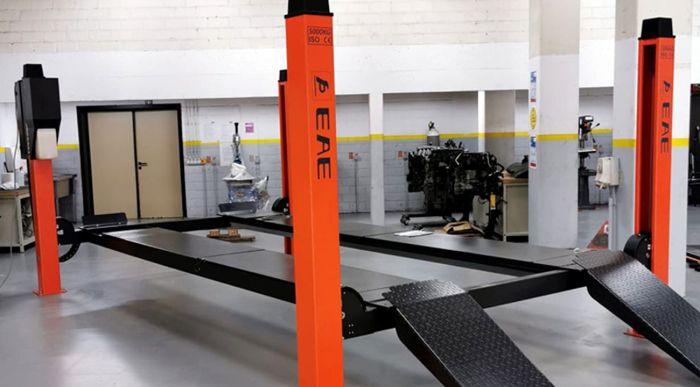 Подъемник четырехстоечный 4 тонны Everlift EE-6435V2.B.52L.40T.M, электрогидравлический, для сход-развала, 380/220В