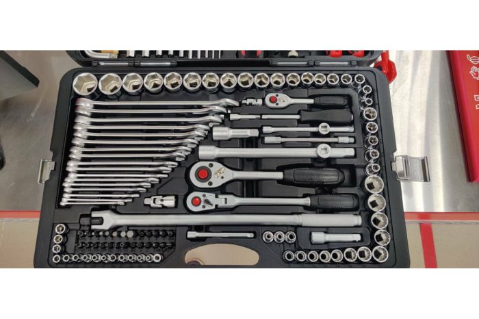 Набор инструментов в кейсе Force 41421R, 142 предмета, с трещоткой, 1/2", 1/4", 3/8"